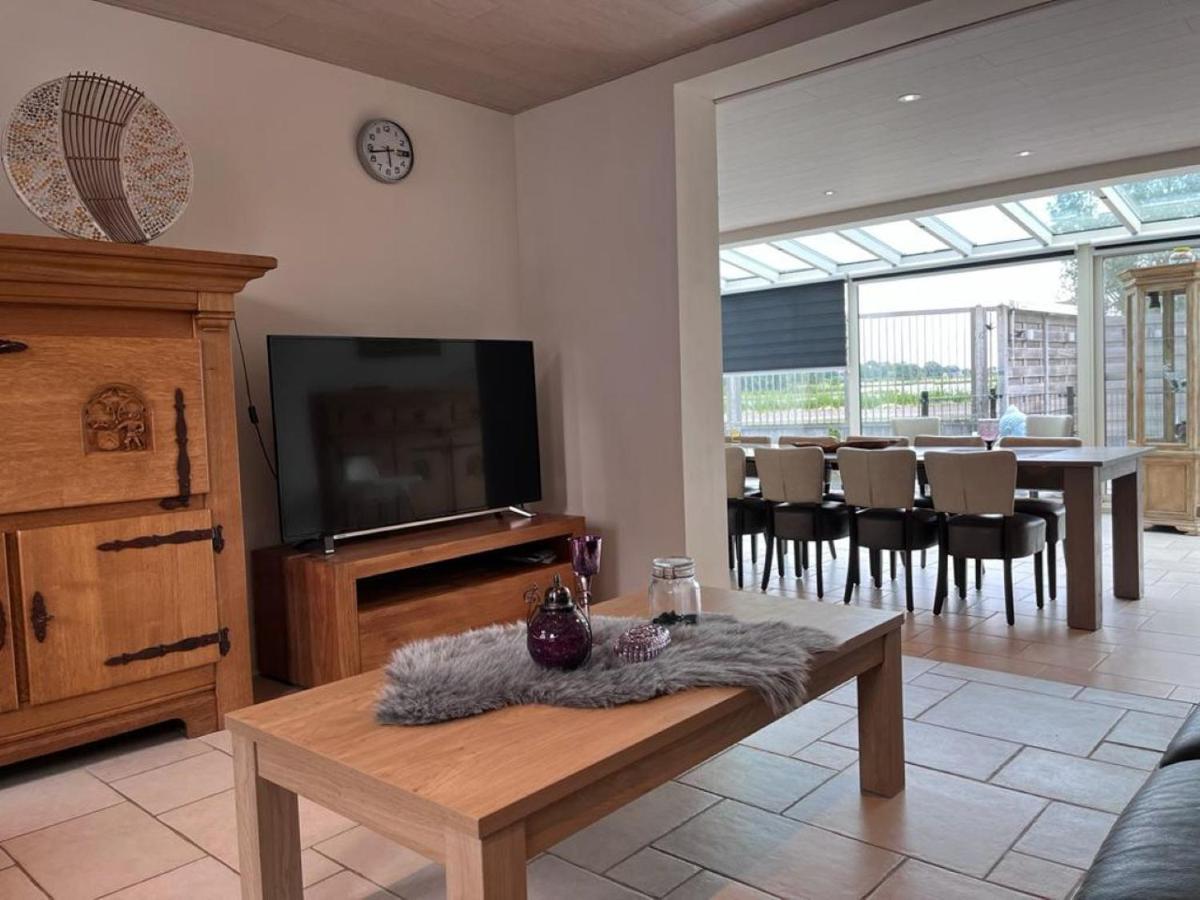 Comfortabele Woning Met Omheinde Tuin Aan Water Voor 12 P Oostburg Exterior foto