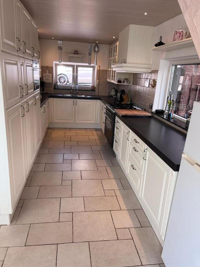 Comfortabele Woning Met Omheinde Tuin Aan Water Voor 12 P Oostburg Exterior foto